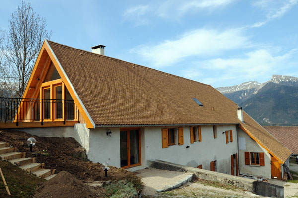Architecture réalisation d'une toiture en tuiles écailles isolation en ouate de cellulose